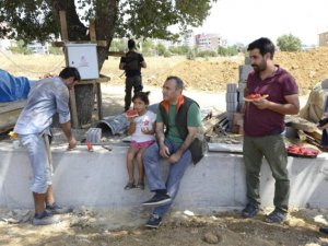 Vali Sonel'den işçilere karpuz ikramı