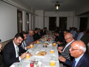 Vali Sonel, Cemevinde iftar verdi