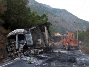 Dersim'de 1 TIR yakıldı