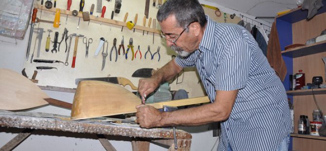 Babasından öğrendiği bağlamacılığı sürdürüyor