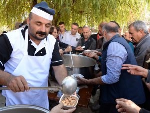 CHP vatandaşlara aşure ikram etti