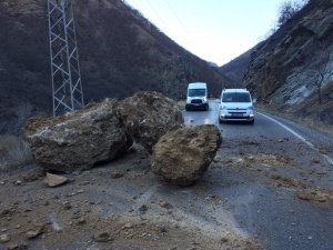 Dersim-Erzincan karayolunda heyelan