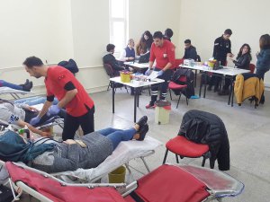 Üniversite öğrencilerden kan bağışı