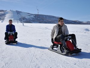 Ovacık’ta öğrencilerin kayak keyfi