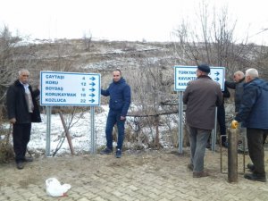 Grup köy yollarının tabelaları takılıyor
