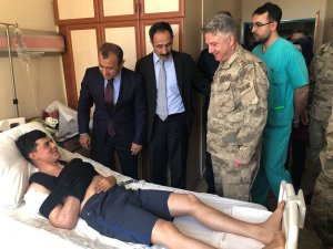 Vali Sonel, yaralı askeri ziyaret etti