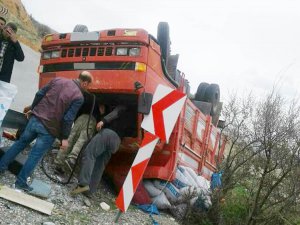 Kamyon ters döndü, yara almadan kurtuldular