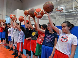 Yıldız Kızlar Basketbol Takımı kupayı istiyor