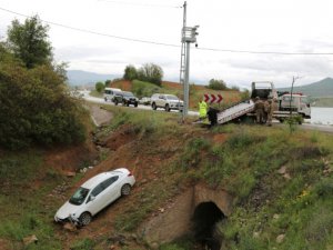 Otomobil Şarampole Uçtu: 5 Yaralı