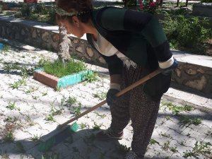 Hozat'ta mezarlıklarda temizlik çalışmaları