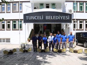 Vali Sonel’den boyacılara sandık ve kıyafet desteği