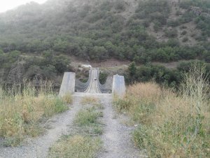 Köylerine dönmek için yol ve köprü istiyorlar