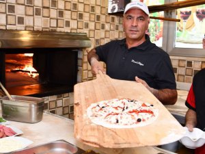 Ünlü Pizzacı Zeynel Arı, çocuklar için pizza yaptı  VİDEO HABER