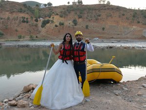 Munzur’da gelinlik ve damatlıkla rafting keyfi