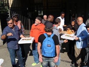 Dersimli ünlü pizzacı evsizlere Kerbela lokması dağıttı