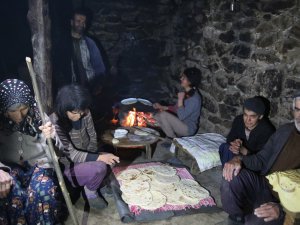 7 kişilik ailenin dağda zorlu yaşamı