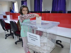 Miniklerin okul temsilcisi seçimi yerel seçimleri aratmadı