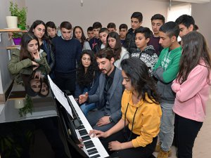 Hozatlı öğrenciler akustik piyano ile tanıştı