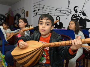 "Şelpe"nin üstatları minik yüreklerden çıkıyor