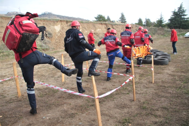 Gönüllü Sağlıkçılardan' Komandalar Gibi Eğitim