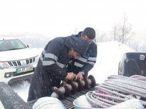 Vatandaşlar elektriksiz kalmasın diye kar kış dinlemiyorlar