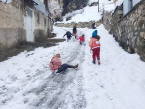 Çocukların Bidon ve Poşetle Kayak Keyfi