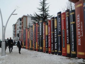 Kitap dekorlu klimalı duraklar hizmete girdi