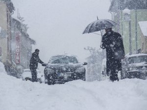 Kar yağışı: 38 köy yolu kapalı