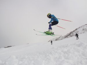 Ovacık'ta yamaç paraşütü ve kayak keyfi