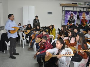 Ünlü bağlama virtüözünden ders alarak yetişiyorlar