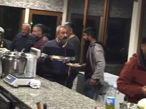 Başkan Maçoğlu’ndan çalışma arkadaşlarına yemek servisi