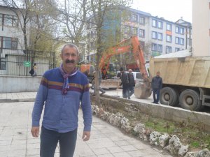 Başkan Maçoğlu, belediye önündeki duvarları yıktırdı