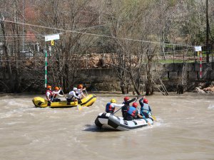 Munzur'da rafting heyecanı sürüyor