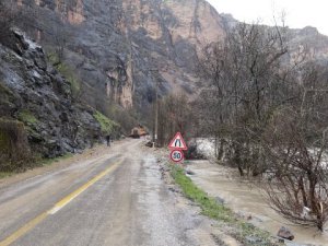 Munzur Çayı taştı, ulaşım aksadı