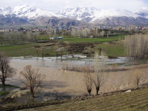 Ovacık'ta tarım arazileri su altında kaldı