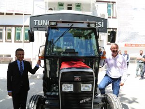 Traktör üreticisinden belediyeye traktör bağışı