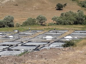 400 yıldır aynı yöntemle doğal tuz üretiyorlar VİDEO HABER