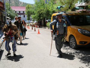 Çevre kirliliğine dikkat çekmek için atıklarla dolaştılar