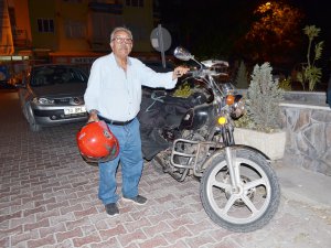 72 yaşındaki emekli  öğretmen motoruyla ülkeyi geziyor