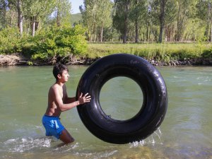 Şambrelle rafting yapıyorlar