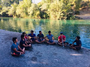 Deniz yerine göl, gitar yerine saz, Ege değil Dersim