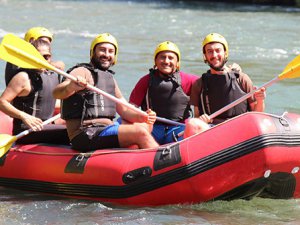 Vali ve milletvekilleri rafting yaptı