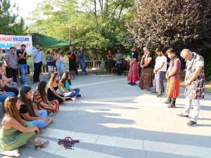 Erkekler, kadına yönelik şiddeti etek giyerek protesto etti