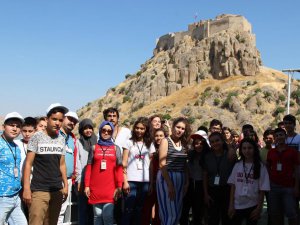 Adana’dan gelen öğrenciler Vali Sonel’i ziyaret etti