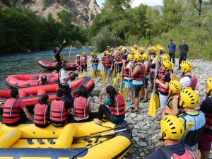 Sağlıklı yaşam için rafting yaptılar