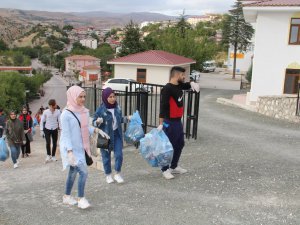 Gençler, çevre temizliği yaptı