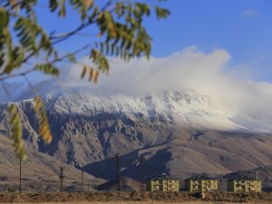 Munzur Dağları'na mevsimin ilk karı düştü