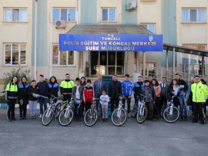 Emniyet Müdürlüğünden öğrencilere hediye