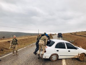 Çamura saplanan aracı jandarma Kobra ile kurtardı