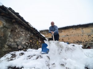 Damlı evlerde yaşayanların karla mücadelesi